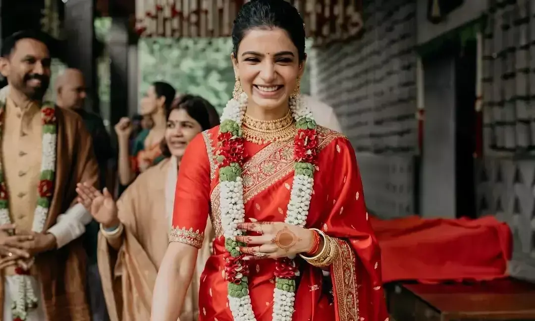 రెడ్ కలర్ చీరలో మెస్మరైజ్ చేస్తున్న సమంత!