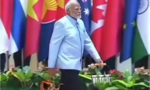 రెడ్ కార్పెట్ పై చాయ్ వాలాగా ప్రధాని