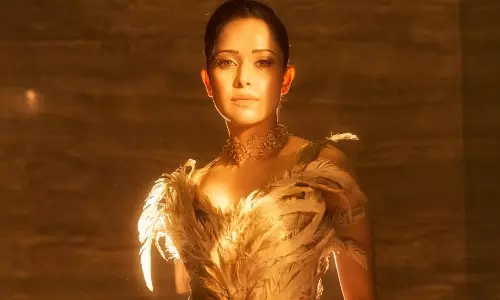 ఈకలను తలపించే డ్రెస్ లో మరింత అందంగా నుష్రత్!