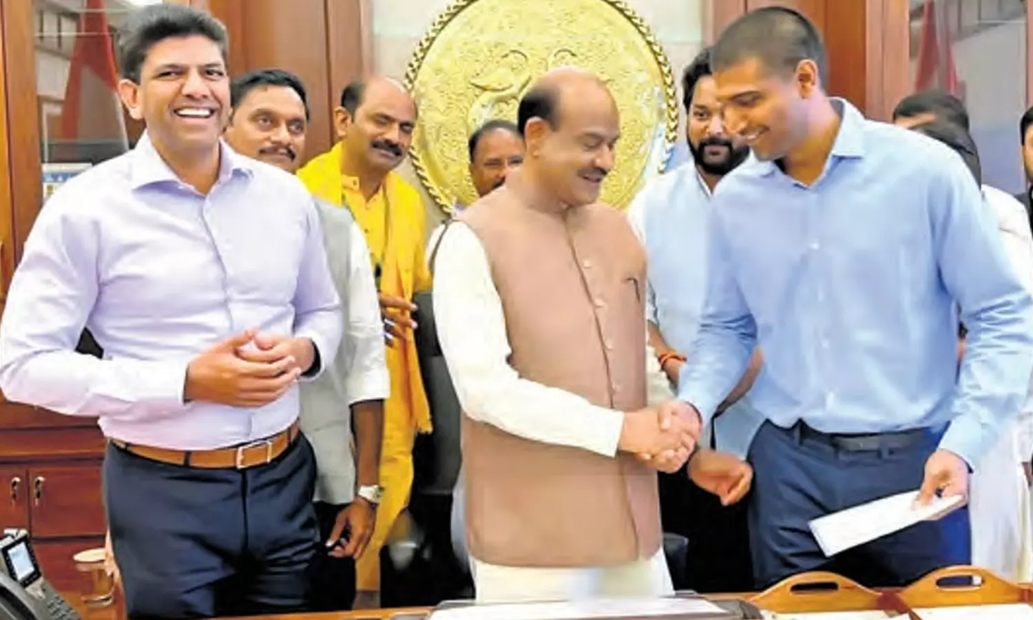 లోక్ సభలో రేర్ సీన్.. పల్నాడు ఎంపీ ప్రశ్నకు.. గుంటూరు మంత్రి ఆన్సర్ లోక్ సభలో రేర్ సీన్.. పల్నాడు ఎంపీ ప్రశ్నకు.. గుంటూరు మంత్రి ఆన్సర్