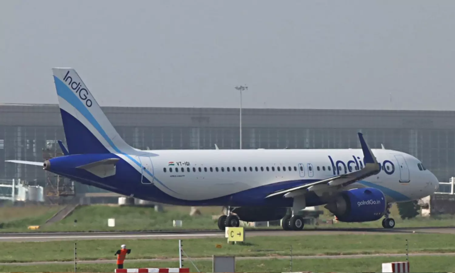 ‘ఇండిగో’ దెబ్బకు చుక్కలే చుక్కలు.. మరో 48 గంటలు ఇదే సీన్!