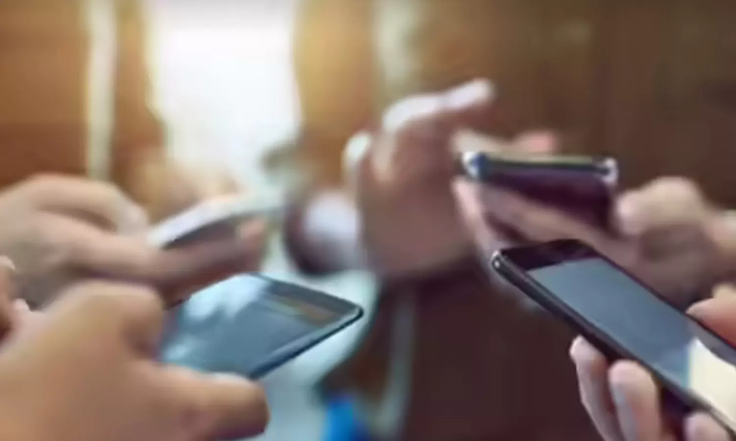 మొబైల్ డేటా వాడకంలో మనమే మొనగాళ్లం..