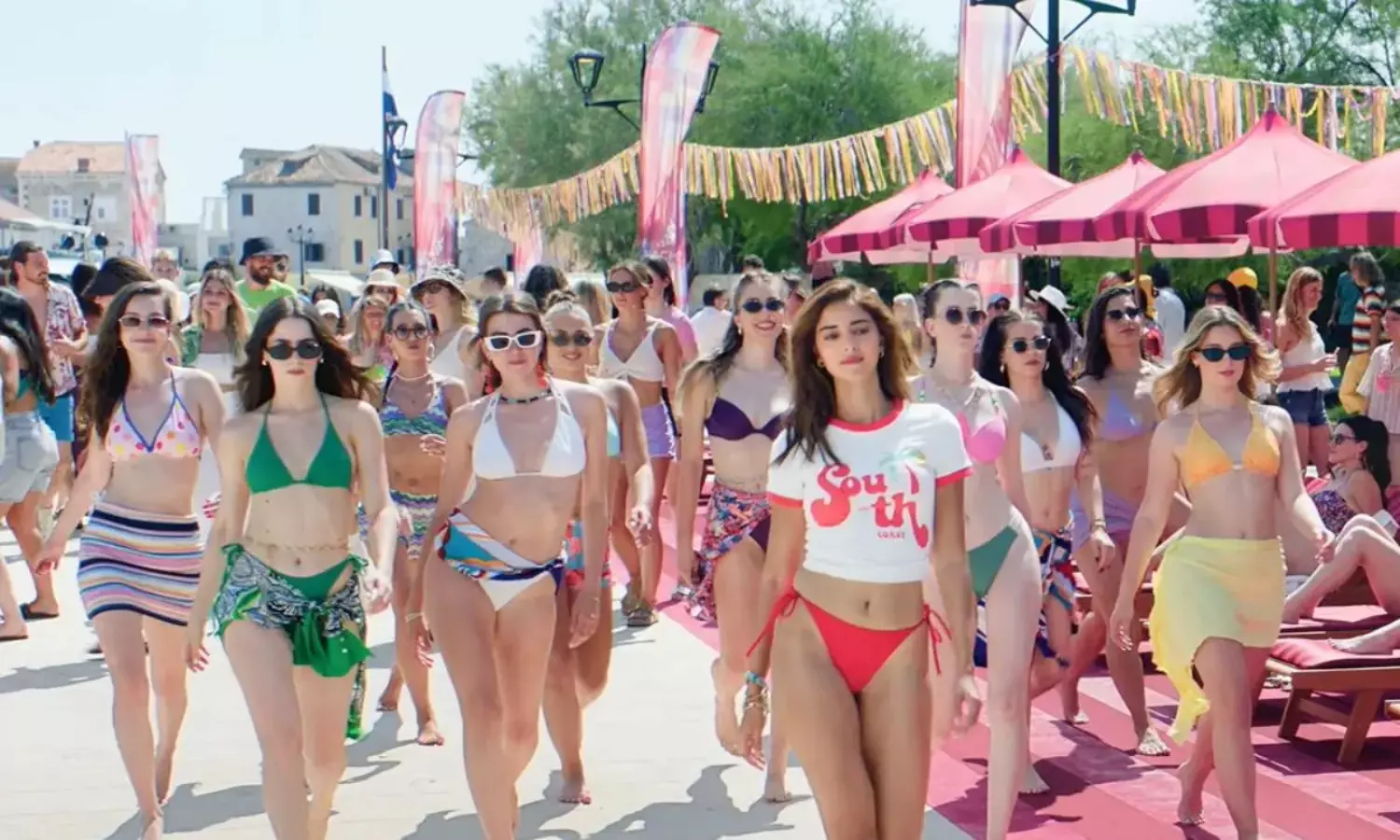 బికినీ వేసుకుంటే ఏంటి?.. కంటెంట్ ఉంటేనే కదా.. బికినీ వేసుకుంటే ఏంటి?.. కంటెంట్ ఉంటేనే కదా..