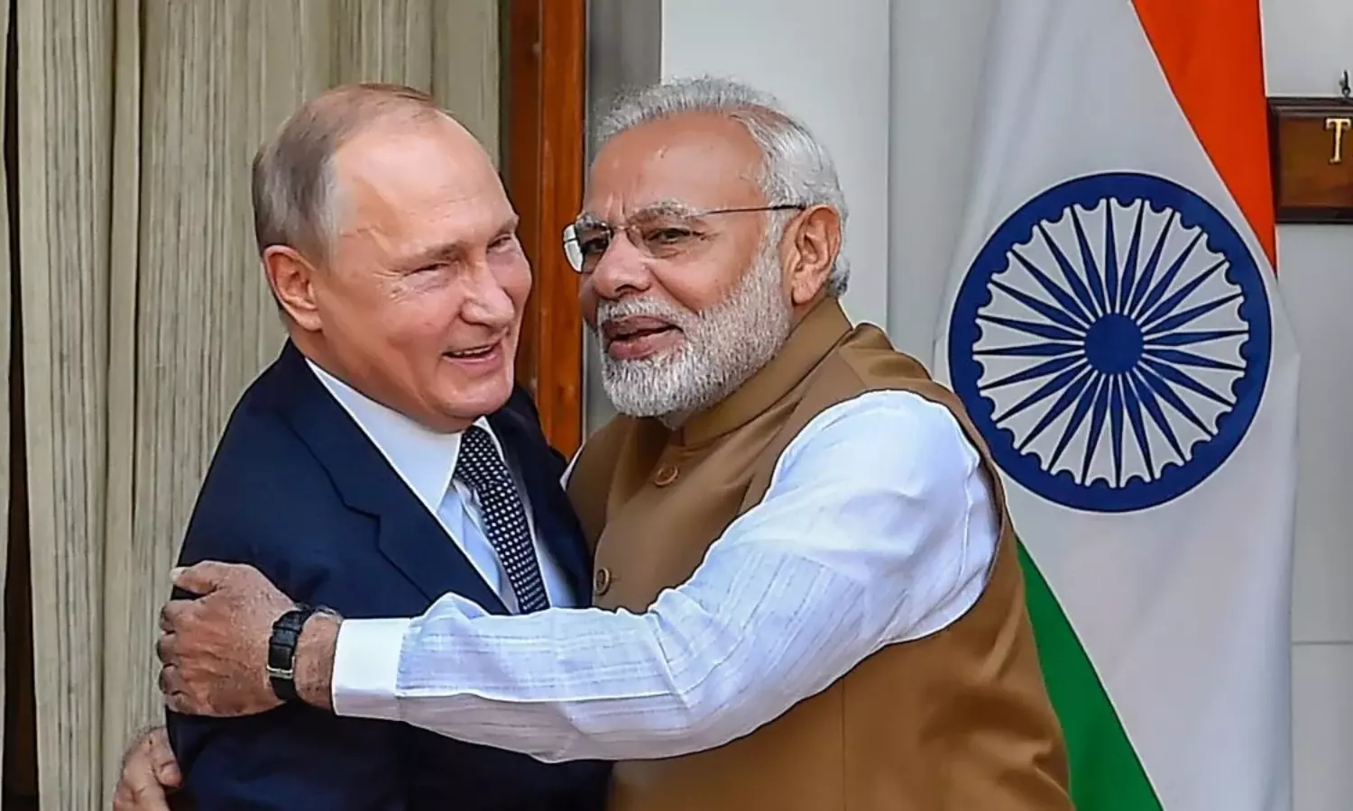 వావ్....పుతిన్ కోసం ప్రధాని ప్రొటోకాల్ పక్కన పెట్టేశారు....