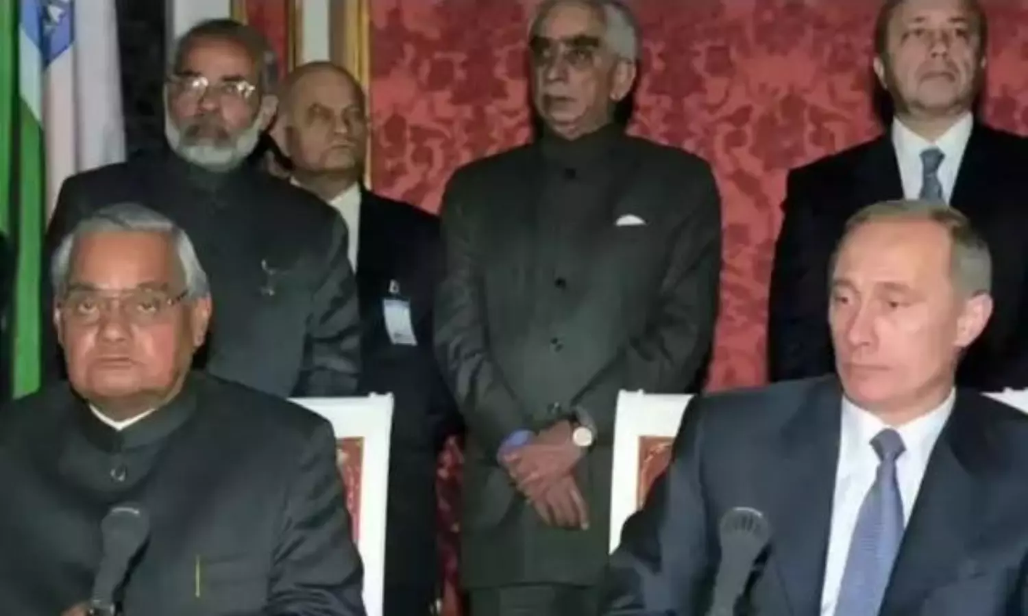 జస్ట్ టైమ్ మ్యాజిక్ : నాడు పుతిన్ వెనకన...నేడు సరసన