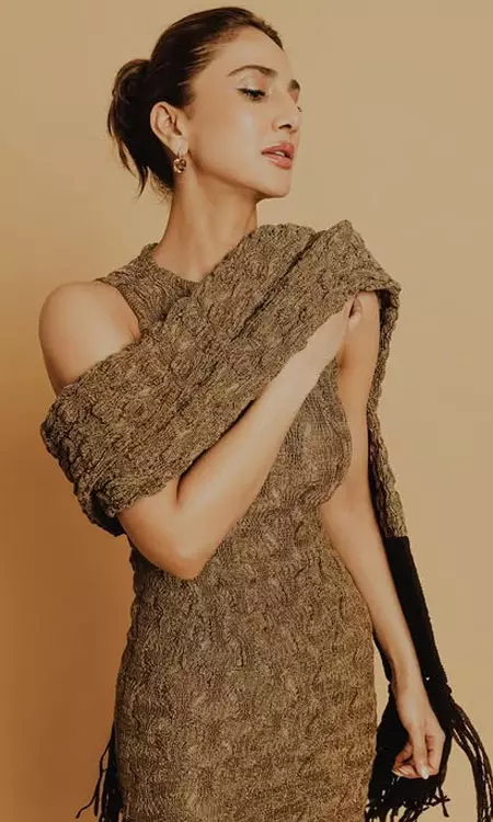 Vaani Kapoor Captivates with Minimalistic Charm
