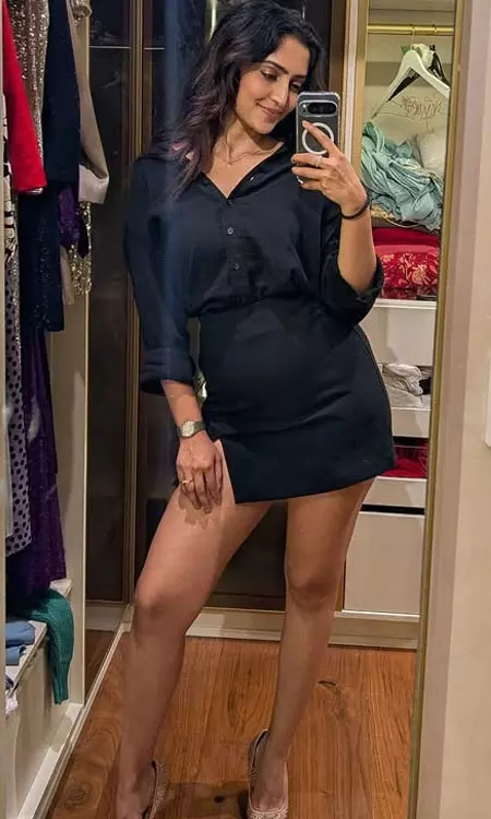 Reba Monica John Glows with Timeless Elegance