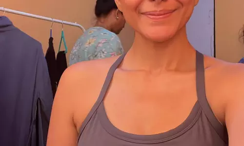 Mrunal Thakur Spreads Positivity With Her Radiant Fitness Moment