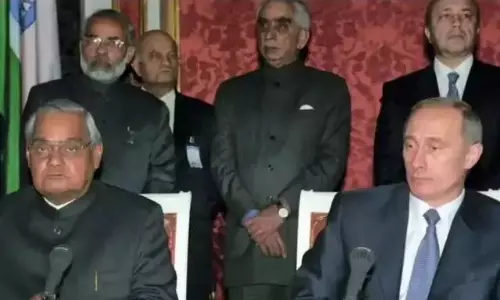 జస్ట్ టైమ్ మ్యాజిక్ : నాడు పుతిన్ వెనకన...నేడు సరసన