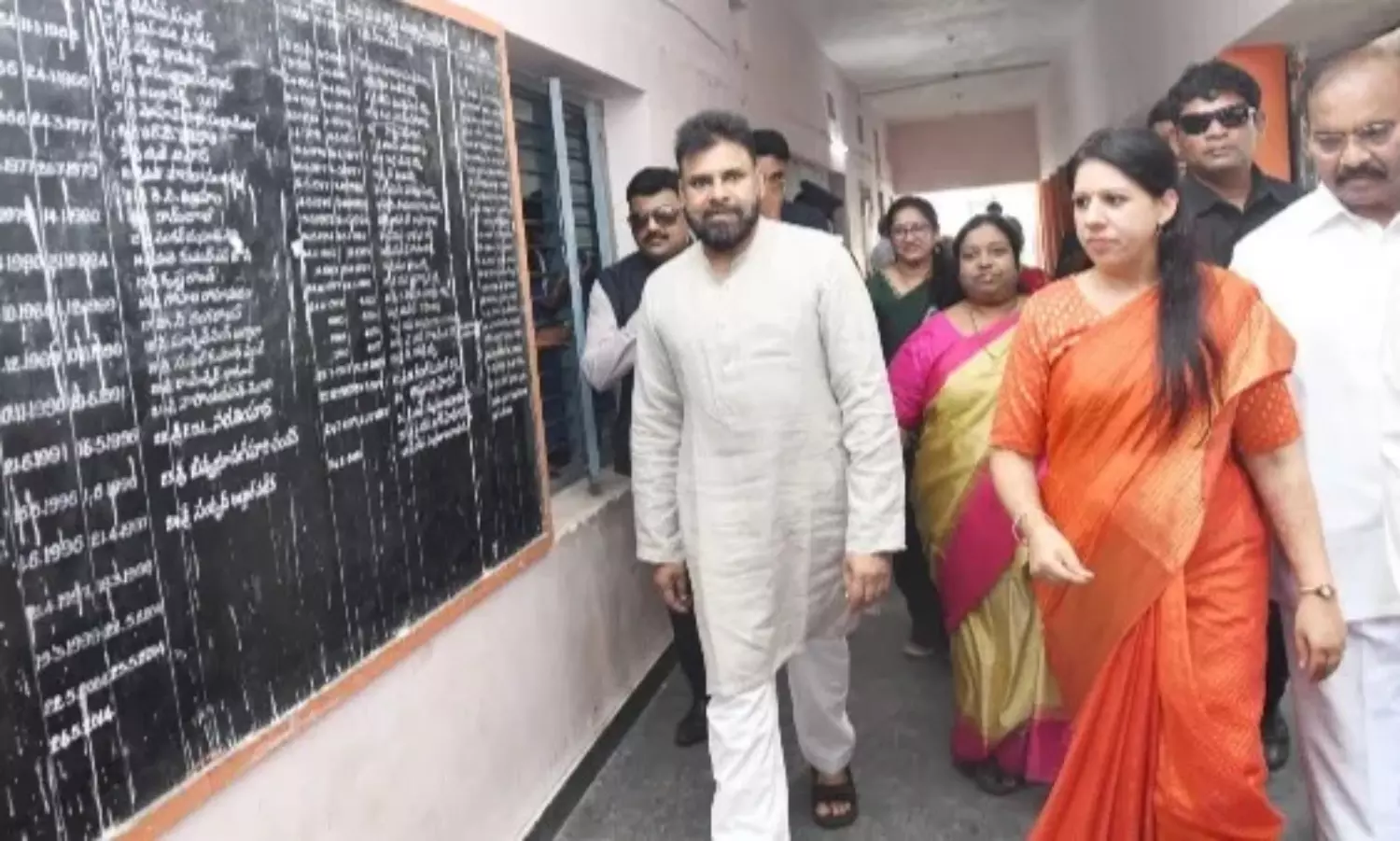 మహిళా కలెక్టర్ మాటలపై పవన్ ఆశ్చర్యం.. ప్రశంసల జల్లు