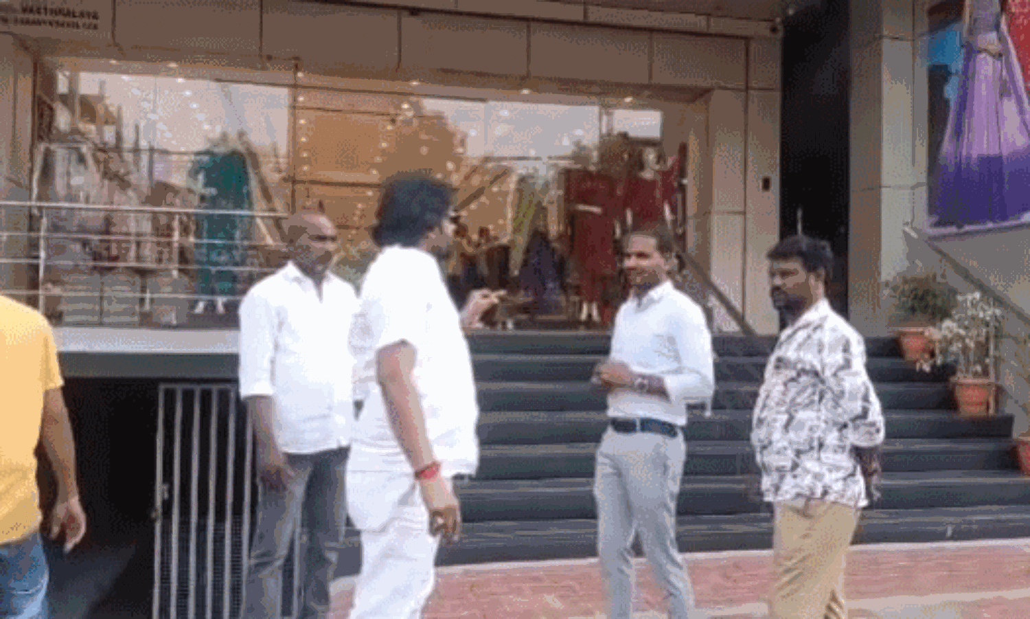 తెలుగు పేరు ఉంటే తీసేశారు.. కన్నడిగుల ‘భాష’క్రోదం