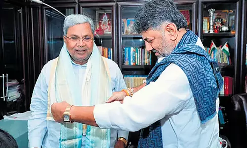 ఆ ఇద్దరు నేతల వాచీల ధర... వాచిపోయేంత