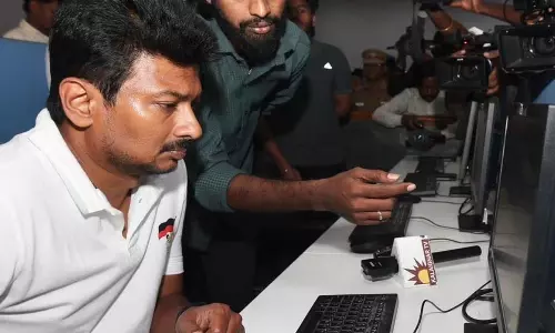 ట్రోల్స్: మంత్రి అయినా హీరోగానే యాక్టింగ్