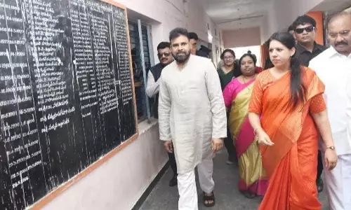 మహిళా కలెక్టర్ మాటలపై పవన్ ఆశ్చర్యం.. ప్రశంసల జల్లు