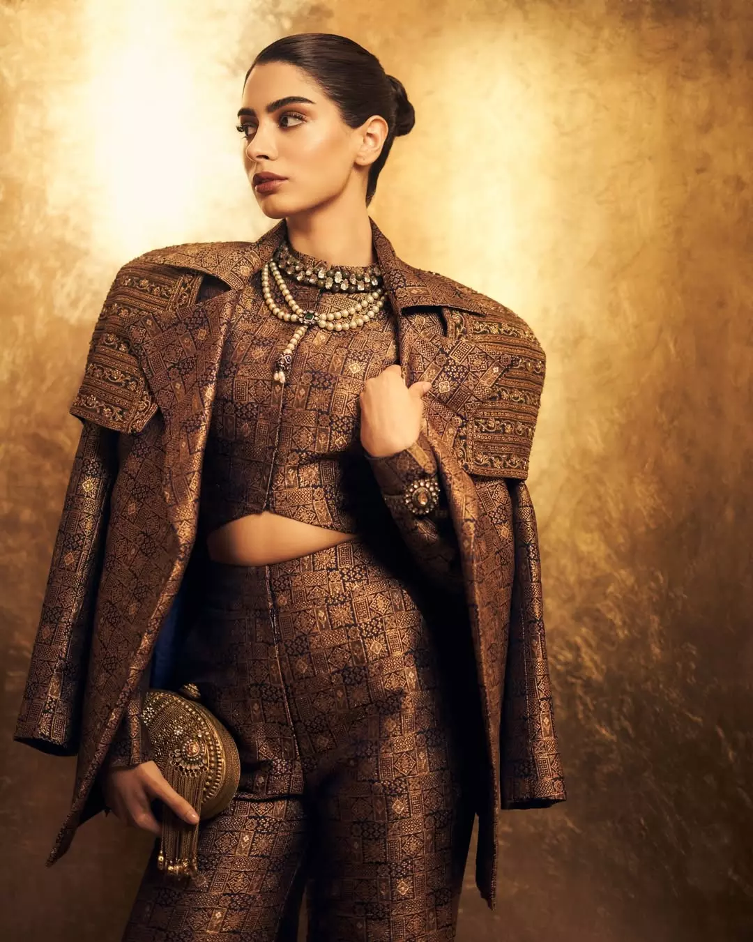 Khushi Kapoor Shines in Regal Swadesh Splendour