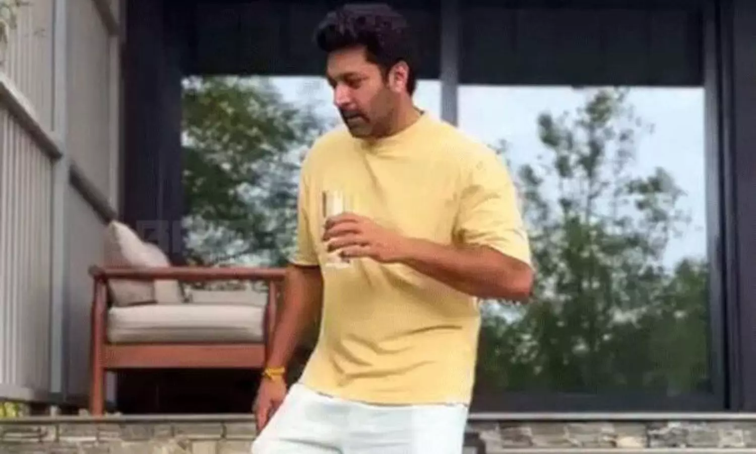 షాకింగ్ వీడియో: తనతో తానే మాట్లాడుకుంటున్న స్టార్ హీరో షాకింగ్ వీడియో: తనతో తానే మాట్లాడుకుంటున్న స్టార్ హీరో