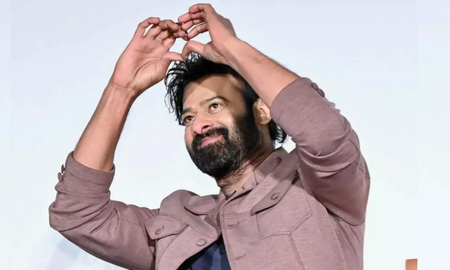 లవ్ స్పెల్లింగ్ కూడా తెలియని ప్రభాస్ లవ్ లో ఎలా పడతాడు..? లవ్ స్పెల్లింగ్ కూడా తెలియని ప్రభాస్ లవ్ లో ఎలా పడతాడు..?