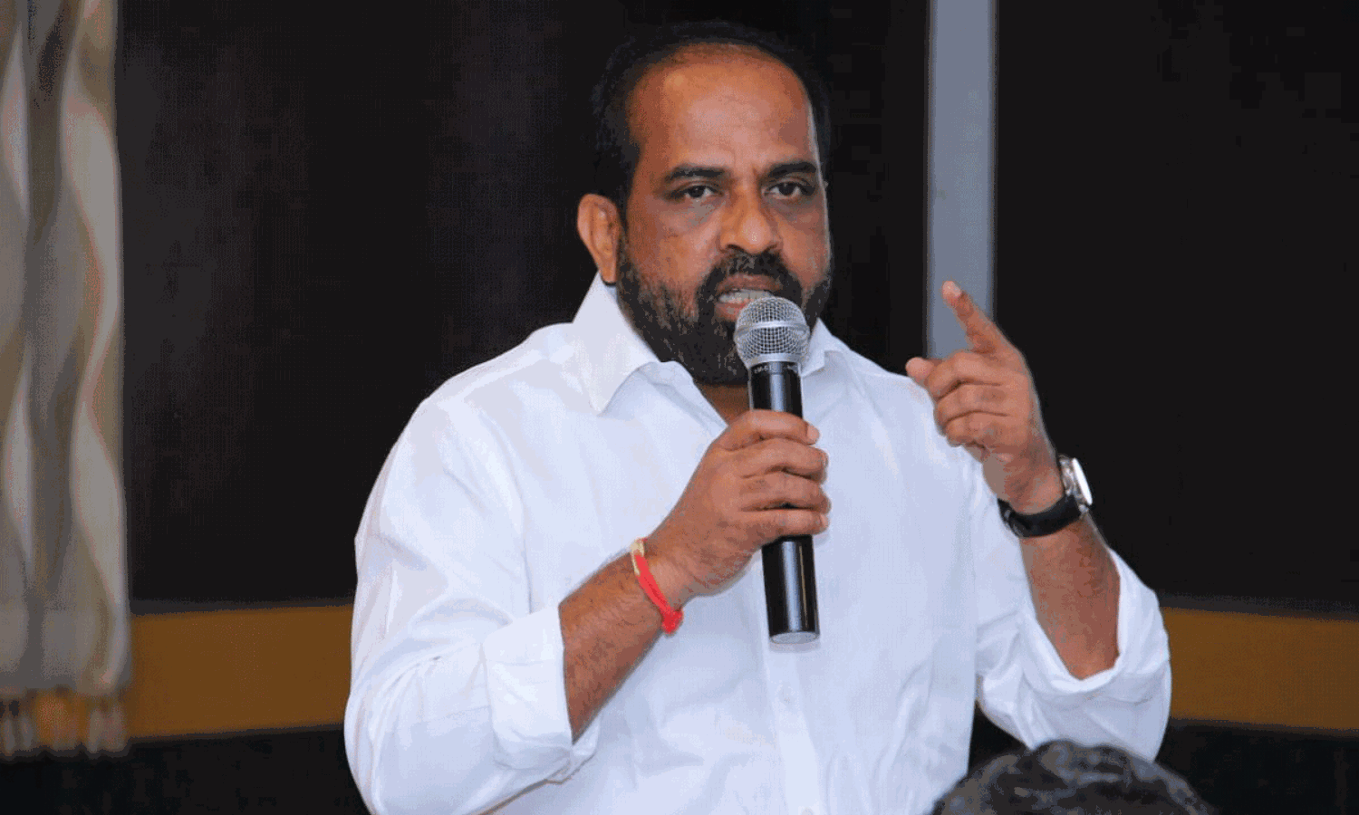 పదో తరగతి పరీక్షలకు ఫీజు కట్టిన మంత్రి! పదో తరగతి పరీక్షలకు ఫీజు కట్టిన మంత్రి!