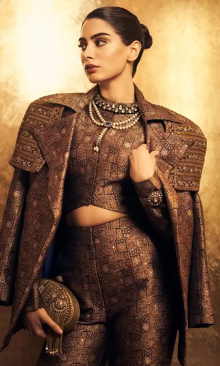 Khushi Kapoor Shines in Regal Swadesh Splendour