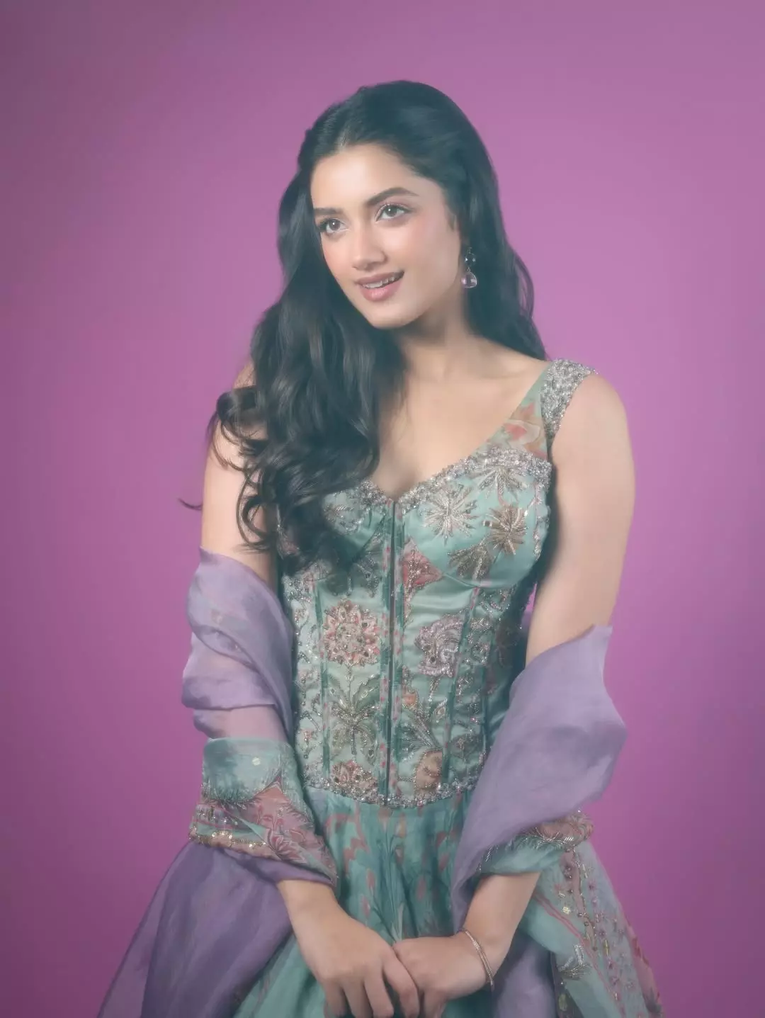 Bhagyashri Borse dazzles in dreamy lehenga Bhagyashri Borse dazzles in dreamy lehenga