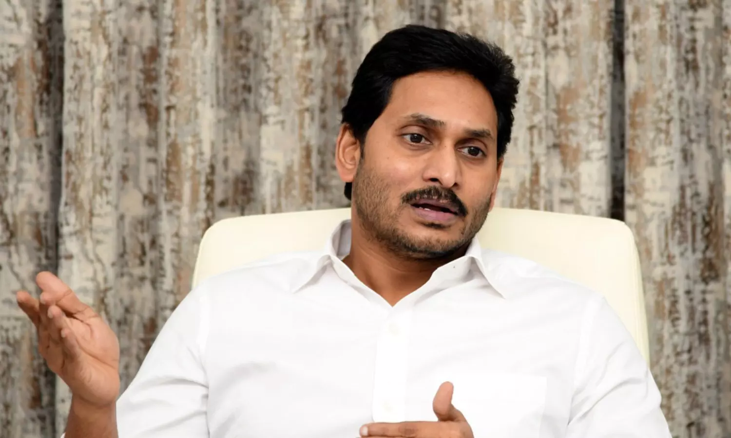 ముందు జగన్...వెనక  వాహనాలలో కట్టలే కట్టలు