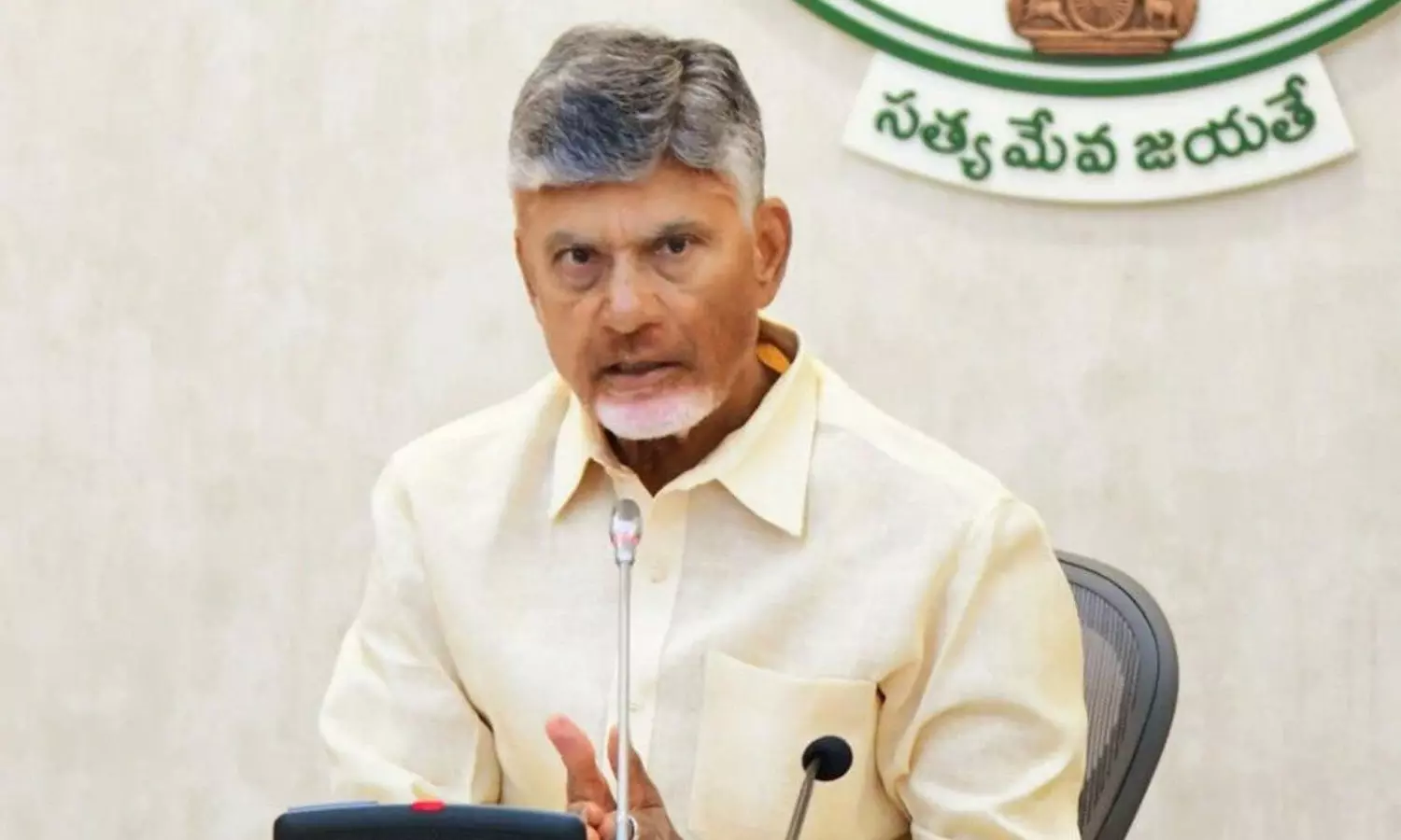 ఆ నలుగురు: చంద్రబాబుకు రైటు.. లెఫ్ట్ హ్యాండ్స్.. ! ఆ నలుగురు: చంద్రబాబుకు రైటు.. లెఫ్ట్ హ్యాండ్స్.. !