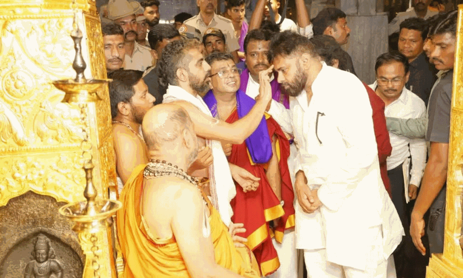 అర్జునుడి లాంటి సందిగ్ధత నాది...పవన్ సంచలన వ్యాఖ్యలు అర్జునుడి లాంటి సందిగ్ధత నాది...పవన్ సంచలన వ్యాఖ్యలు