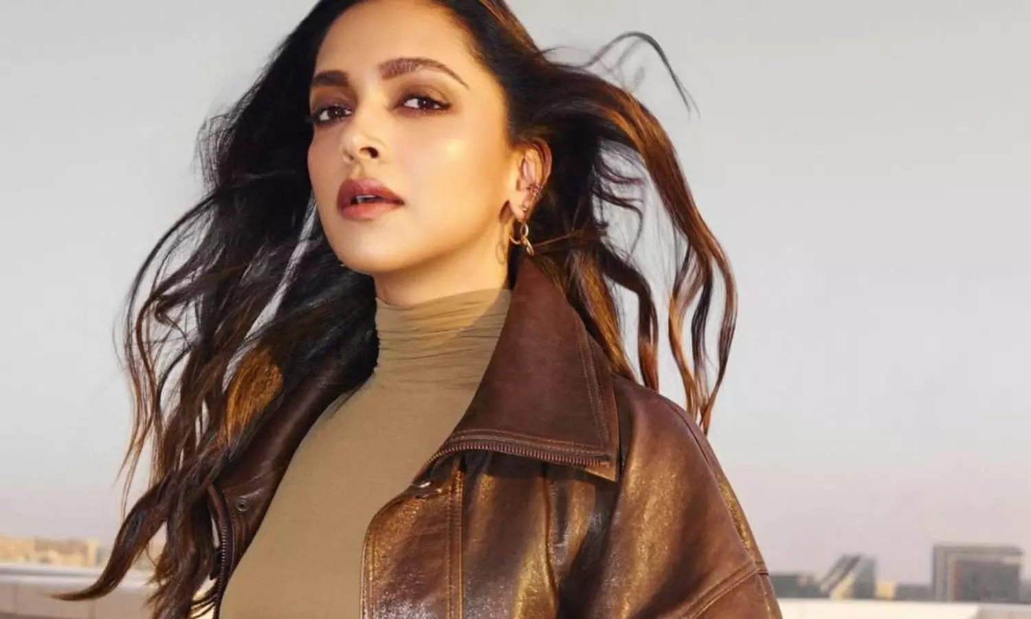 మ్యాక్సీ డ్రెస్ లో మెస్మరైజ్ చేస్తున్న దీపిక.. ఖరీదు తెలిస్తే షాక్! మ్యాక్సీ డ్రెస్ లో మెస్మరైజ్ చేస్తున్న దీపిక.. ఖరీదు తెలిస్తే షాక్!