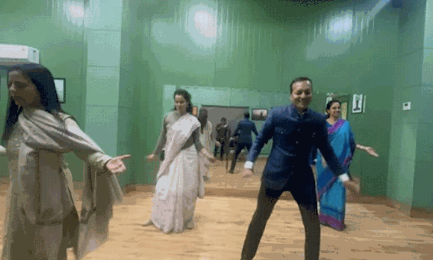 పెళ్లిళ్లలో డ్యాన్సులు చేయనని చెప్పిన కంగన ఇలా చేసిందేమిటి? పెళ్లిళ్లలో డ్యాన్సులు చేయనని చెప్పిన కంగన ఇలా చేసిందేమిటి?