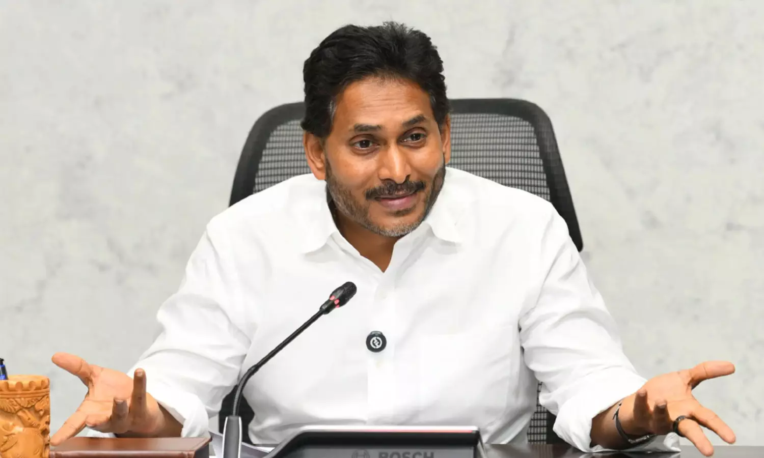 సర్పై.. జగన్ సర్ స్టాండేంటి.. ! సర్పై.. జగన్ సర్ స్టాండేంటి.. !