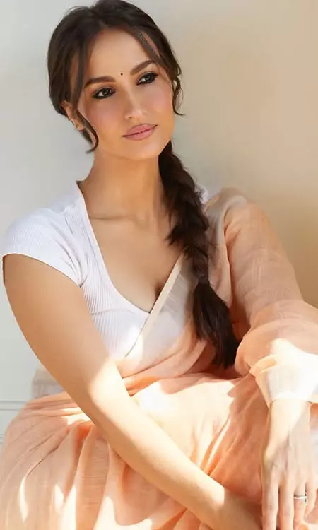 Elli AvrRam Redefines Minimal Glam in Peach Saree Perfection