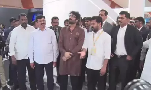 సోషల్ మీడియా డిస్కషన్ :  వీళ్ళు ఏంటి ఇంత ఫ్రెండ్స్ అయ్యిపోయారు