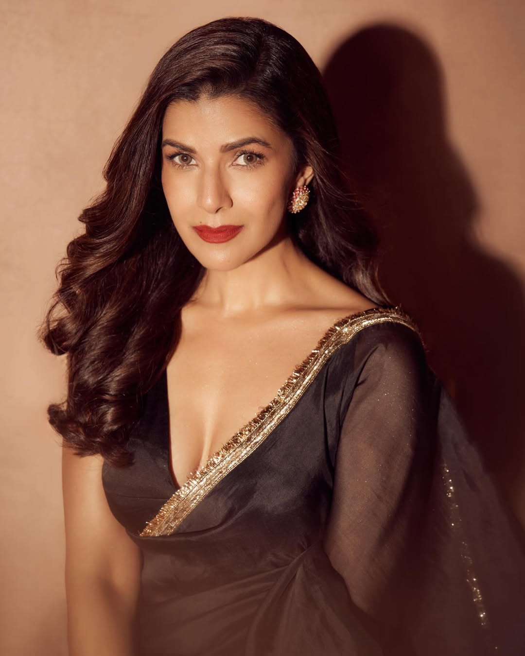 Nimrat Kaur Redefines Midnight Elegance in a Black Raw Mango Sari Nimrat Kaur Redefines Midnight Elegance in a Black Raw Mango Sari