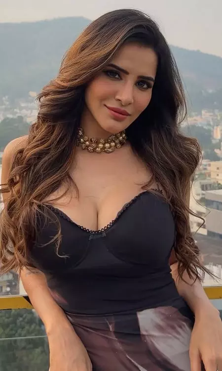 Ashu Reddy�s Sunset Look Breaks the Internet