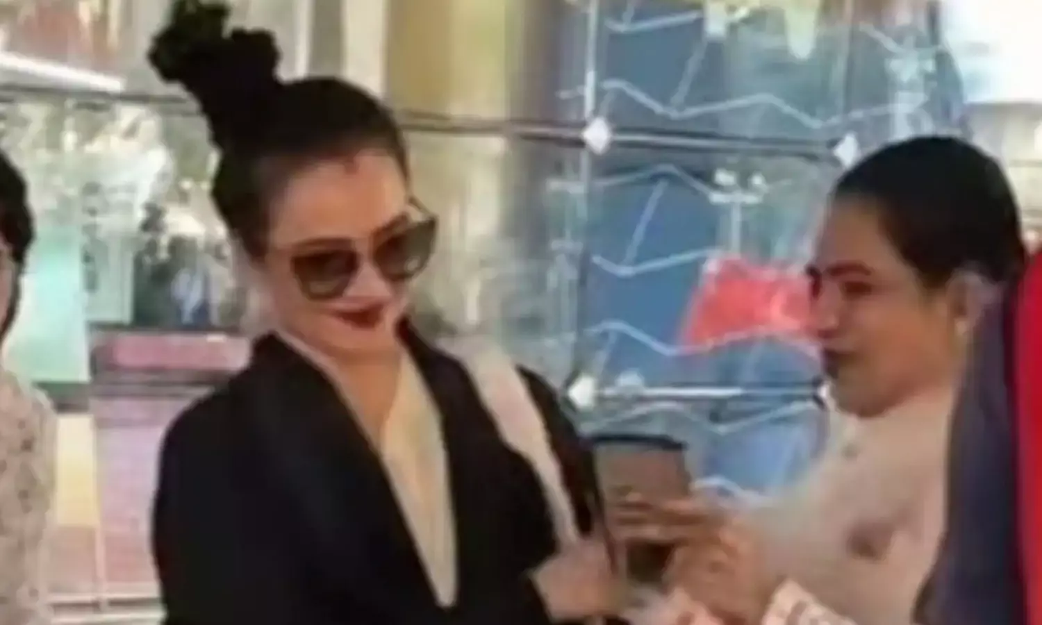 సాటి మహిళ అనే జాలీ కూడా లేదా రేఖాజీ! సాటి మహిళ అనే జాలీ కూడా లేదా రేఖాజీ!