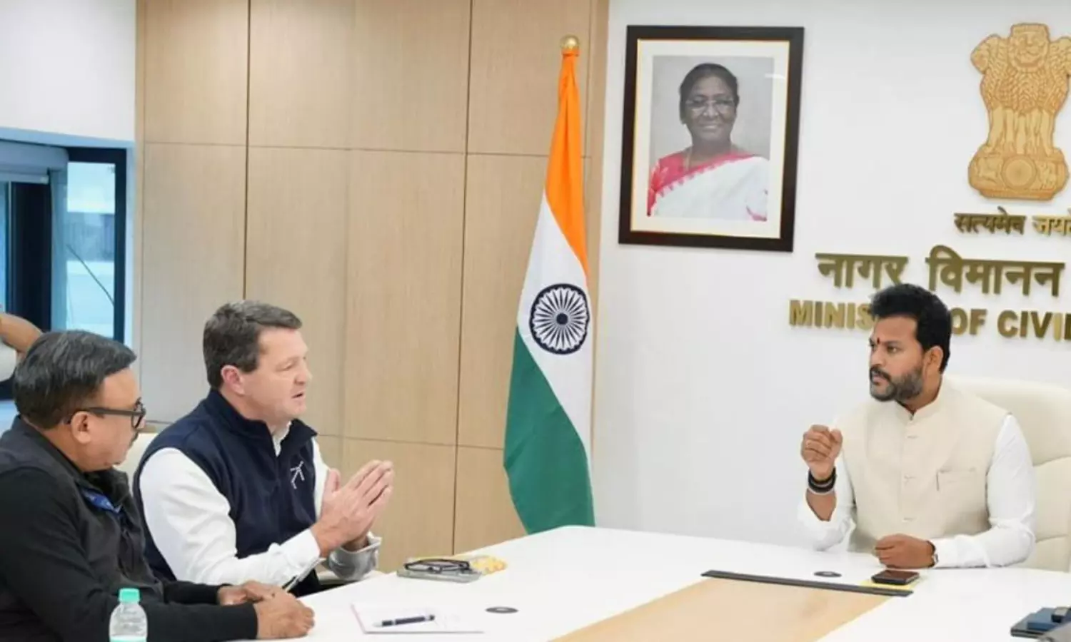 మొత్తానికి ఇండిగో సీఈవోతో దండం పెట్టించిన రామ్మోహన్ నాయుడు? మొత్తానికి ఇండిగో సీఈవోతో దండం పెట్టించిన రామ్మోహన్ నాయుడు?