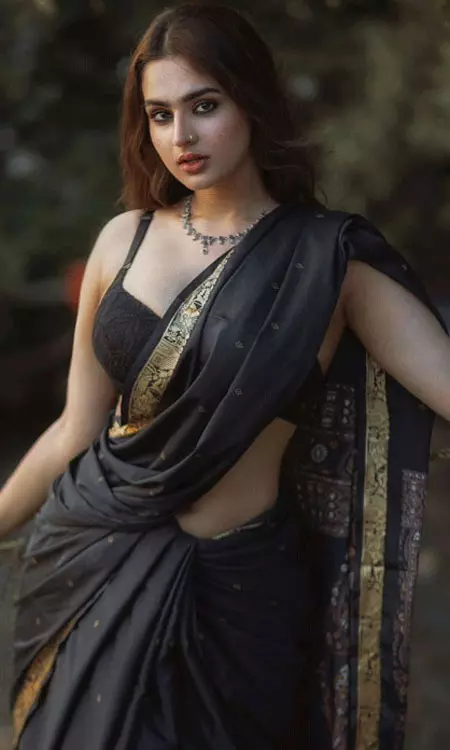 Ayesha Khan Stuns in Traditional Saree, Fans Can’t Stop Gushing