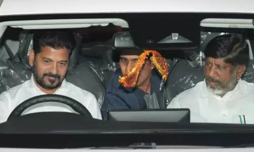 మెగా ఎలక్ట్రిక్ కారు.. సీఎం రేవంత్ స్వయంగా నడిపారు