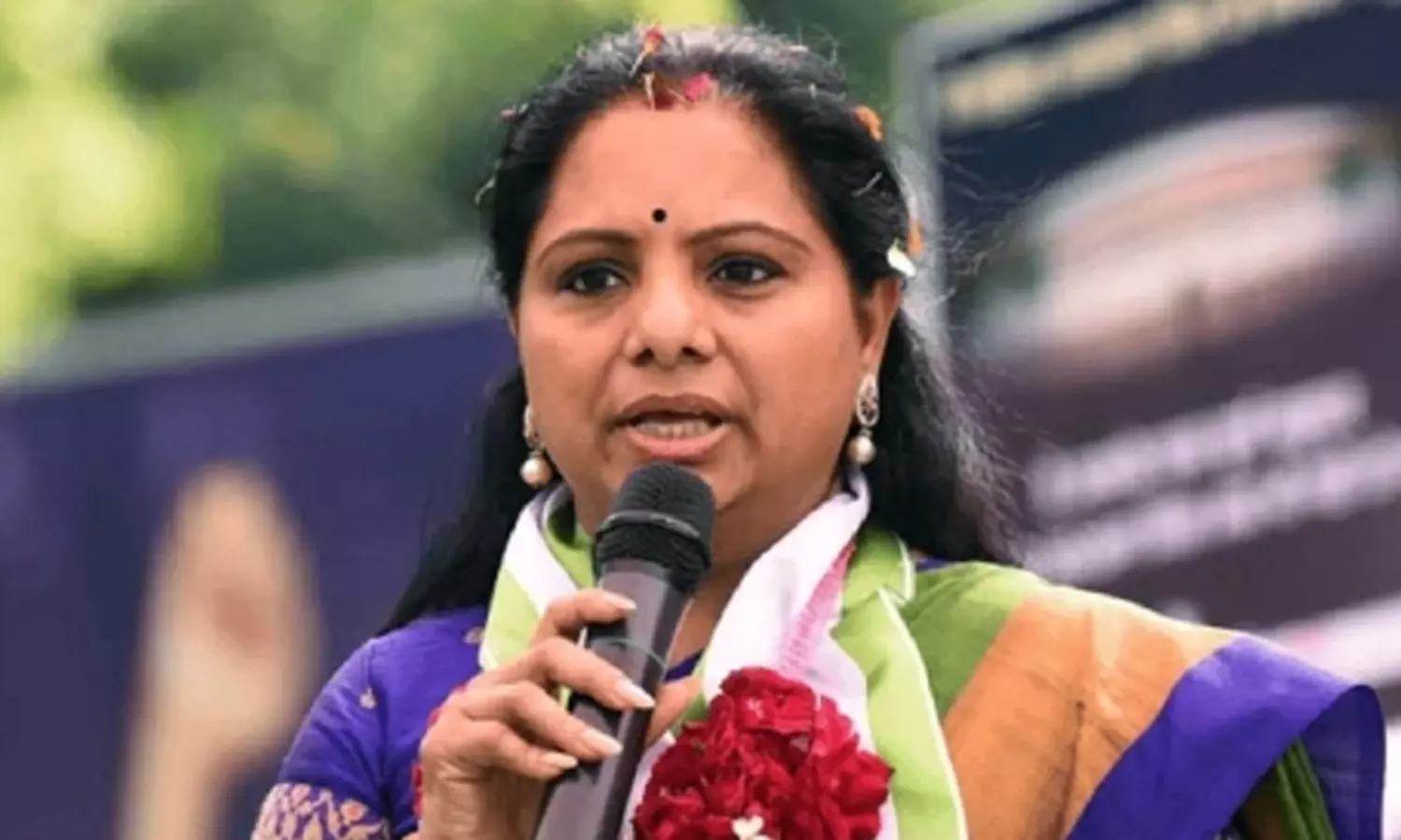 కవితకు ఇచ్చి పారేస్తున్న గులాబీ దళం కవితకు ఇచ్చి పారేస్తున్న గులాబీ దళం