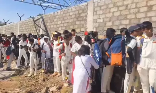 అండర్-14 బాలురను రోడ్డున నిలబెట్టిన హెచ్.సీ.ఏ.. వైరల్ వీడియో