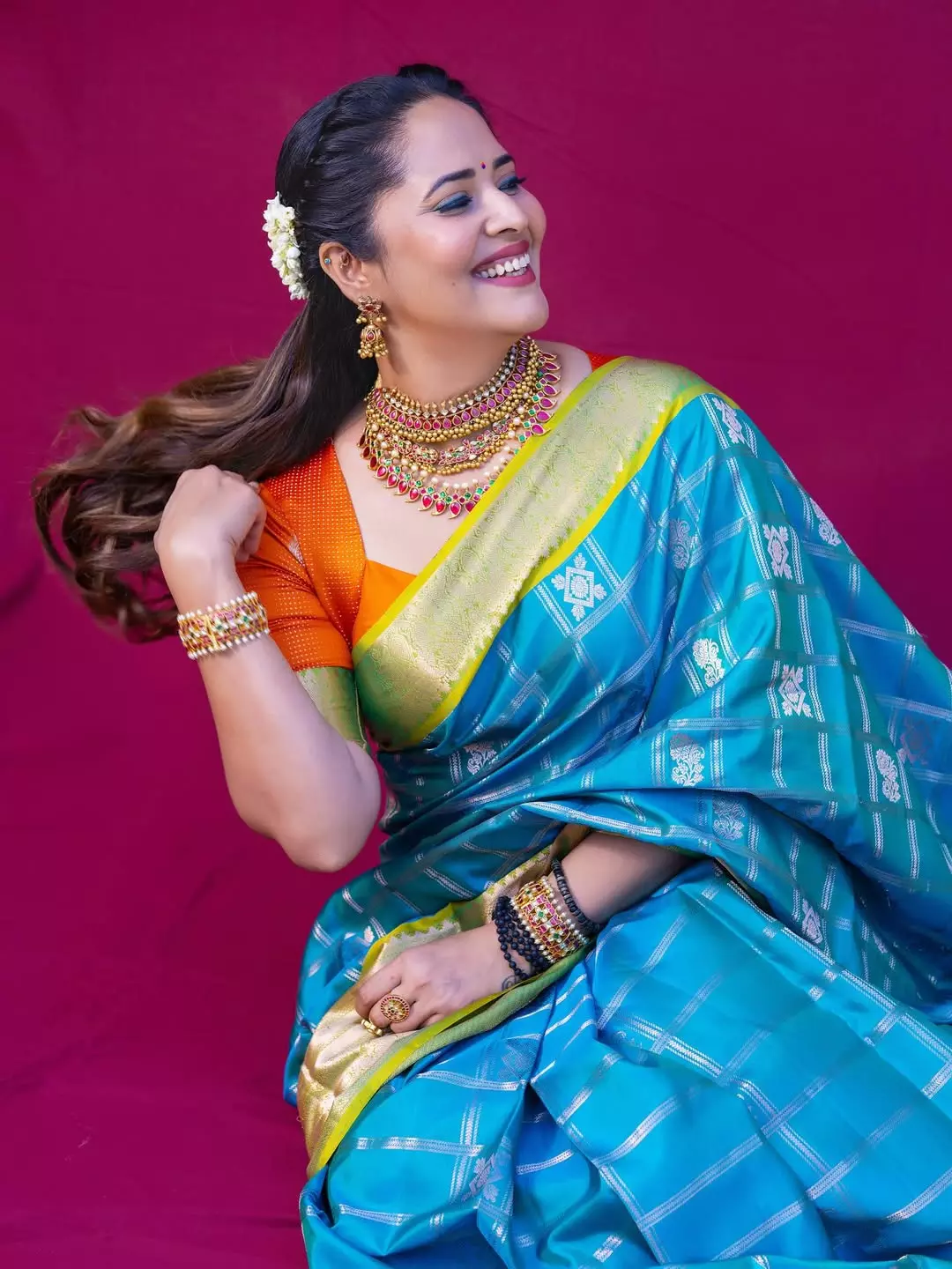Anasuya Bharadwaj Looks Dazzling in Traditional Saree Anasuya Bharadwaj Looks Dazzling in Traditional Saree