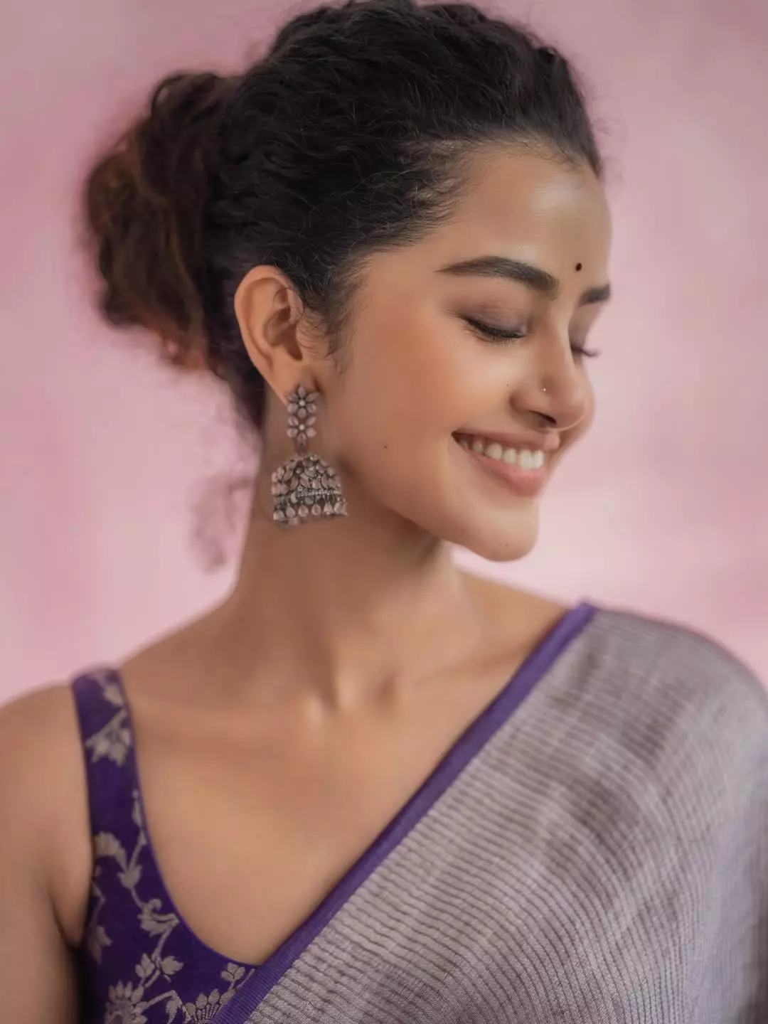 Anupama Parameswaran Serves Cotton-Candy Elegance in Latest Drop Anupama Parameswaran Serves Cotton-Candy Elegance in Latest Drop