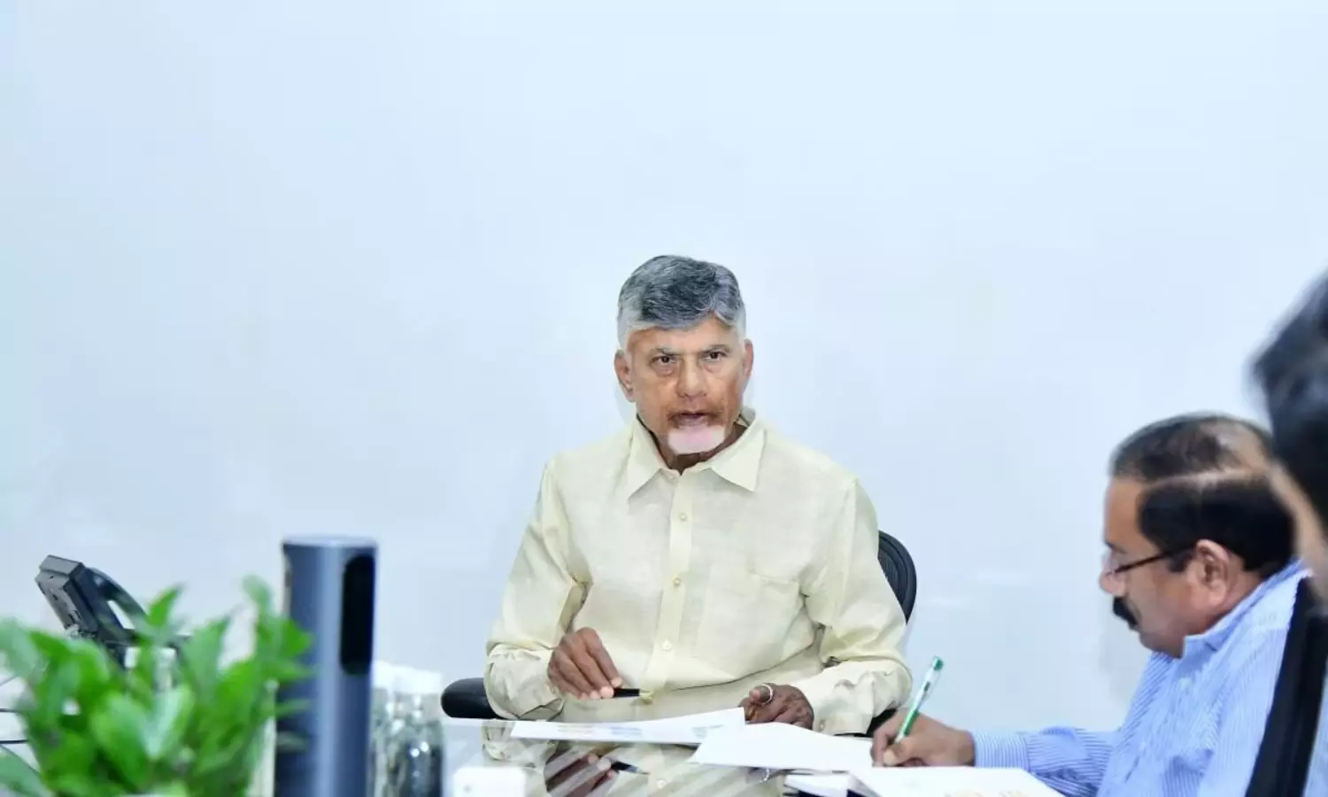 బిజినెస్ రూల్స్ మారుద్దాం: చంద్రబాబు సంచలన నిర్ణయం బిజినెస్ రూల్స్ మారుద్దాం: చంద్రబాబు సంచలన నిర్ణయం