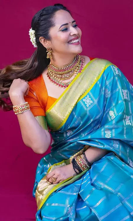 Anasuya Bharadwaj Looks Dazzling in Traditional Saree