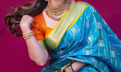 Anasuya Bharadwaj Looks Dazzling in Traditional Saree