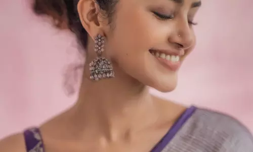Anupama Parameswaran Serves Cotton-Candy Elegance in Latest Drop Anupama Parameswaran Serves Cotton-Candy Elegance in Latest Drop