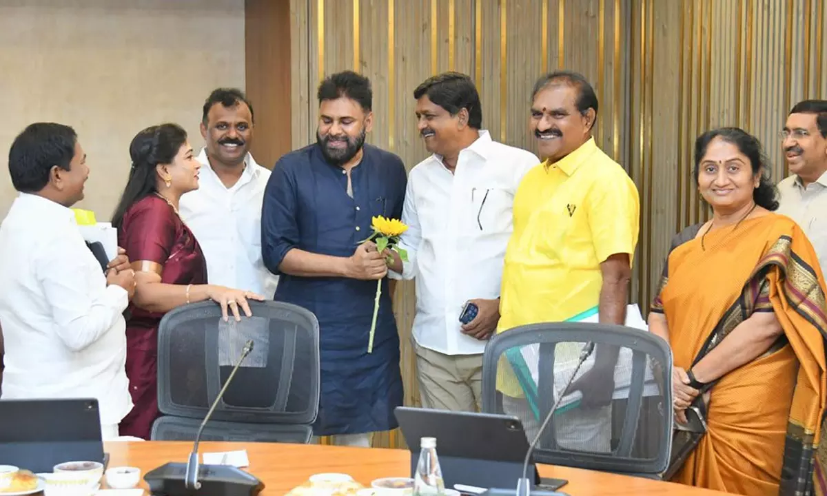 పవన్ తో కేబినెట్ మంత్రులు.. ఫొటోలు వైరల్ పవన్ తో కేబినెట్ మంత్రులు.. ఫొటోలు వైరల్