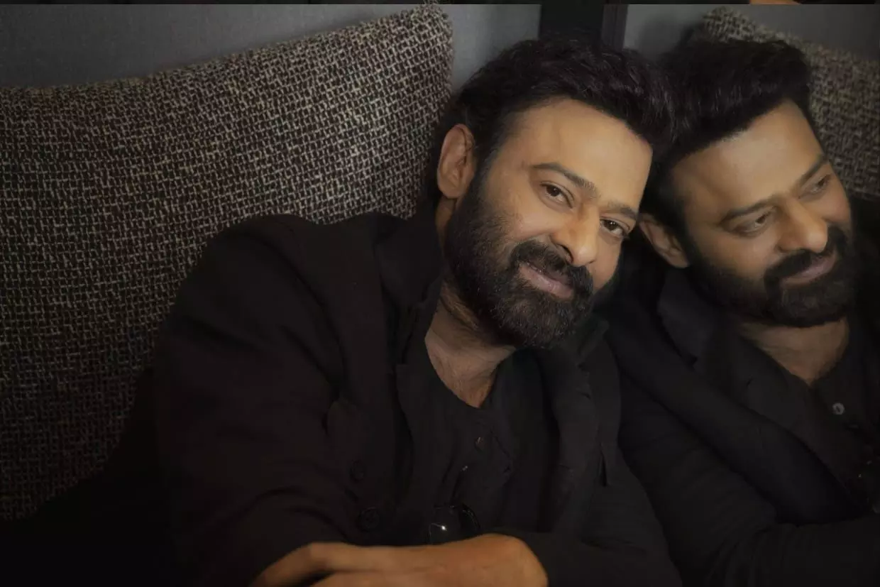 పువ్వులు.. యాపిల్.. ప్రభాస్ ఏం చెబుతున్నాడు?
