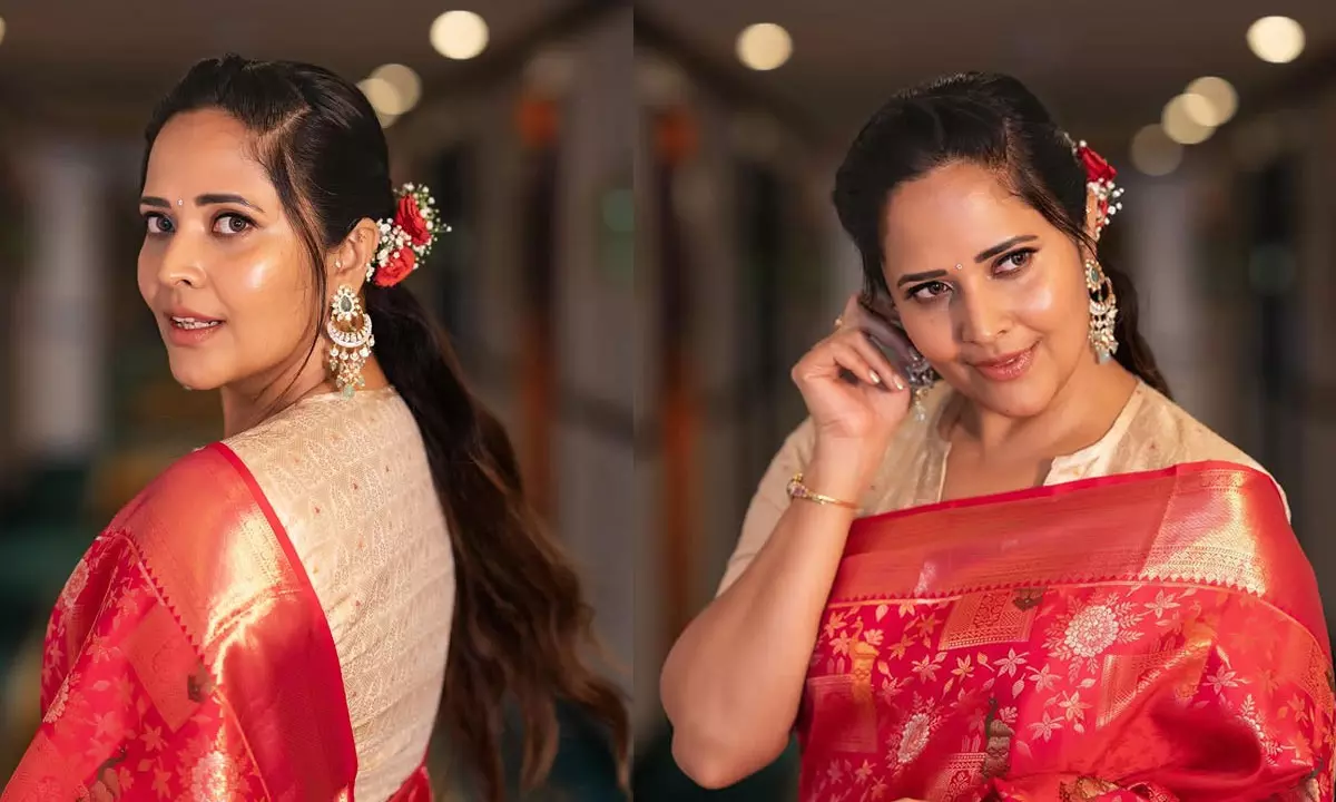 40ల్లో కూడా 20లా.. పట్టుచీరలో కట్టిపడేస్తున్న అనసూయ!