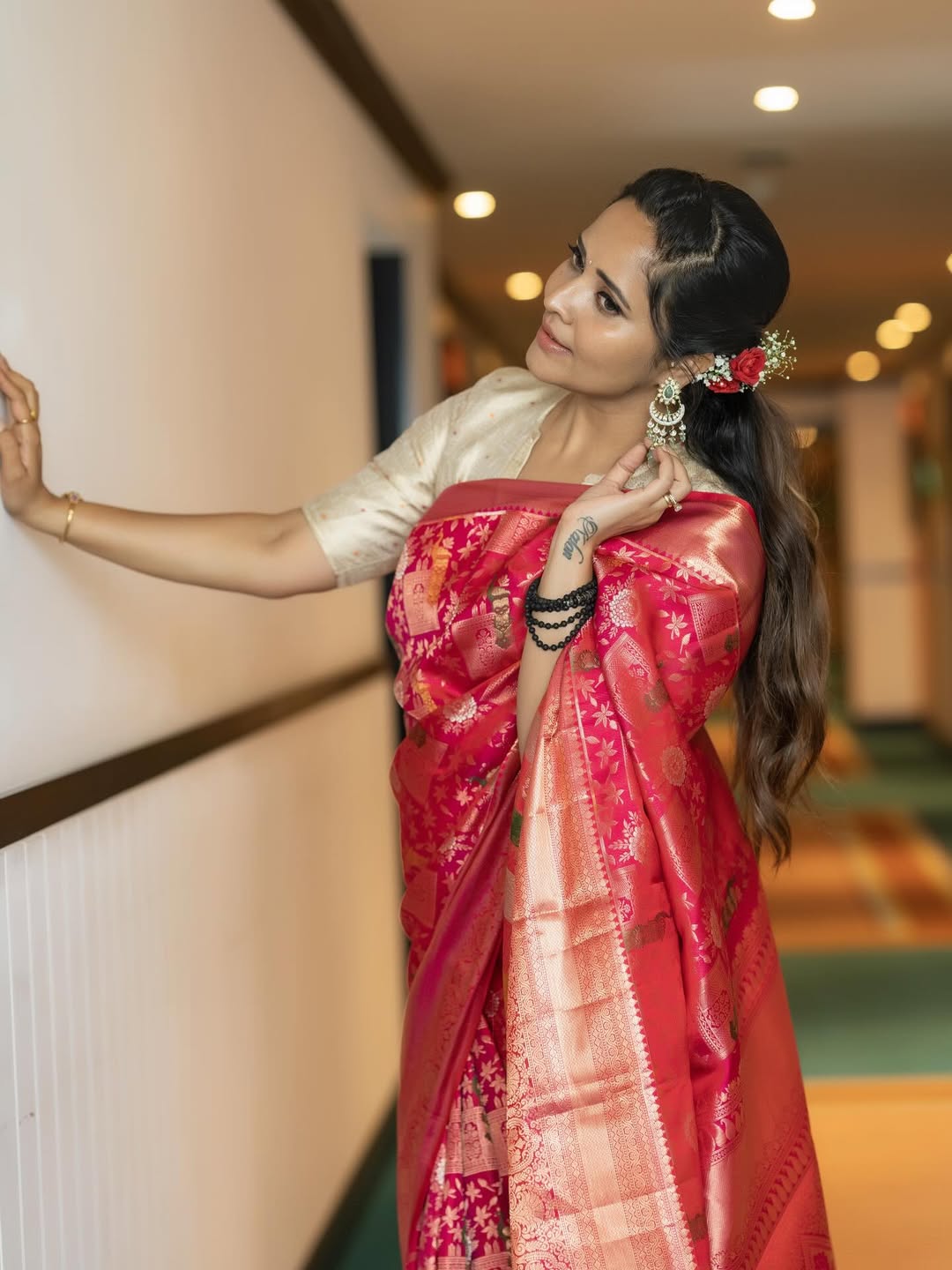 Anasuya in a Graceful Pink Saree Look Anasuya in a Graceful Pink Saree Look
